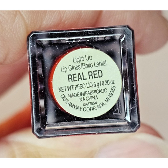 Artistry REAL RED Light Up Lip Gloss .2oz NIB - Picture 4 of 4